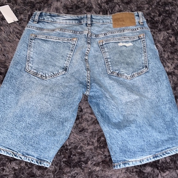 Pull & Bear Slim fit denim Bermuda shorts with rip details, a five-pocket. - Picture 2 of 10